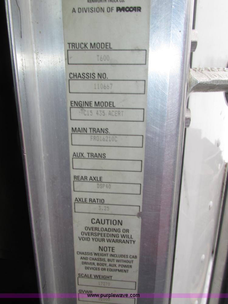 image for item J8793 2006 Kenworth T600 semi truck