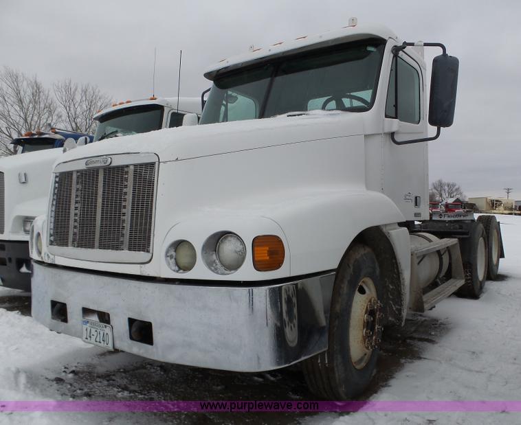 image for item J8794 2000 Freightliner Century Class semi truck