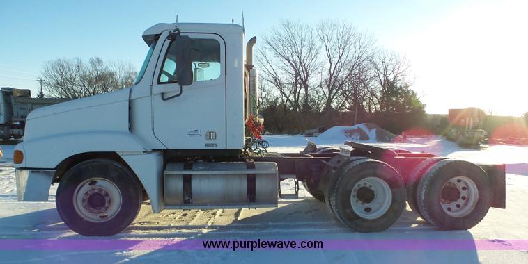 image for item J8794 2000 Freightliner Century Class semi truck