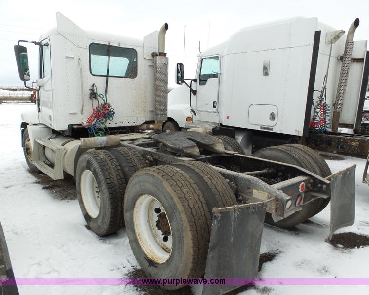 image for item J8794 2000 Freightliner Century Class semi truck