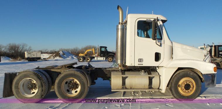 image for item J8794 2000 Freightliner Century Class semi truck