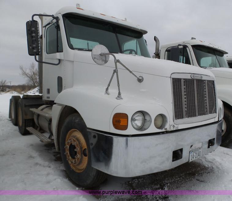 image for item J8794 2000 Freightliner Century Class semi truck