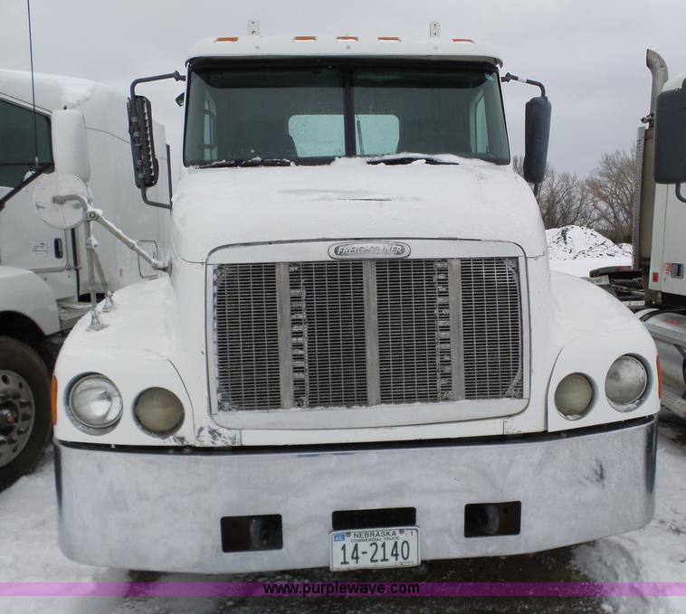 image for item J8794 2000 Freightliner Century Class semi truck