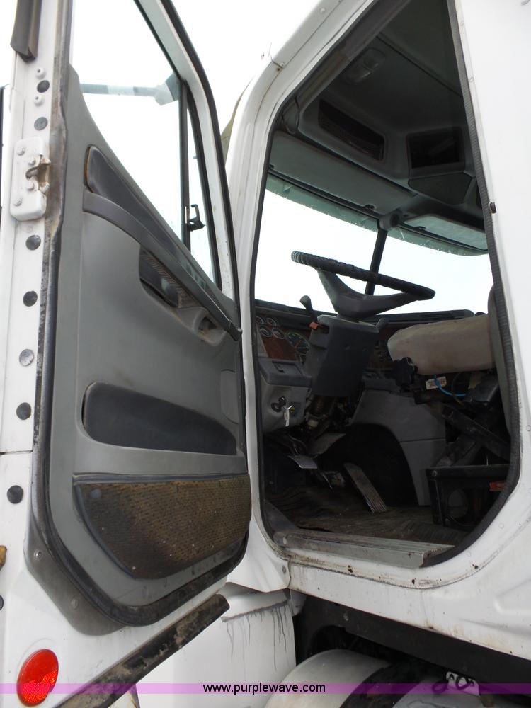 image for item J8794 2000 Freightliner Century Class semi truck