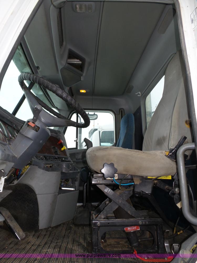 image for item J8794 2000 Freightliner Century Class semi truck