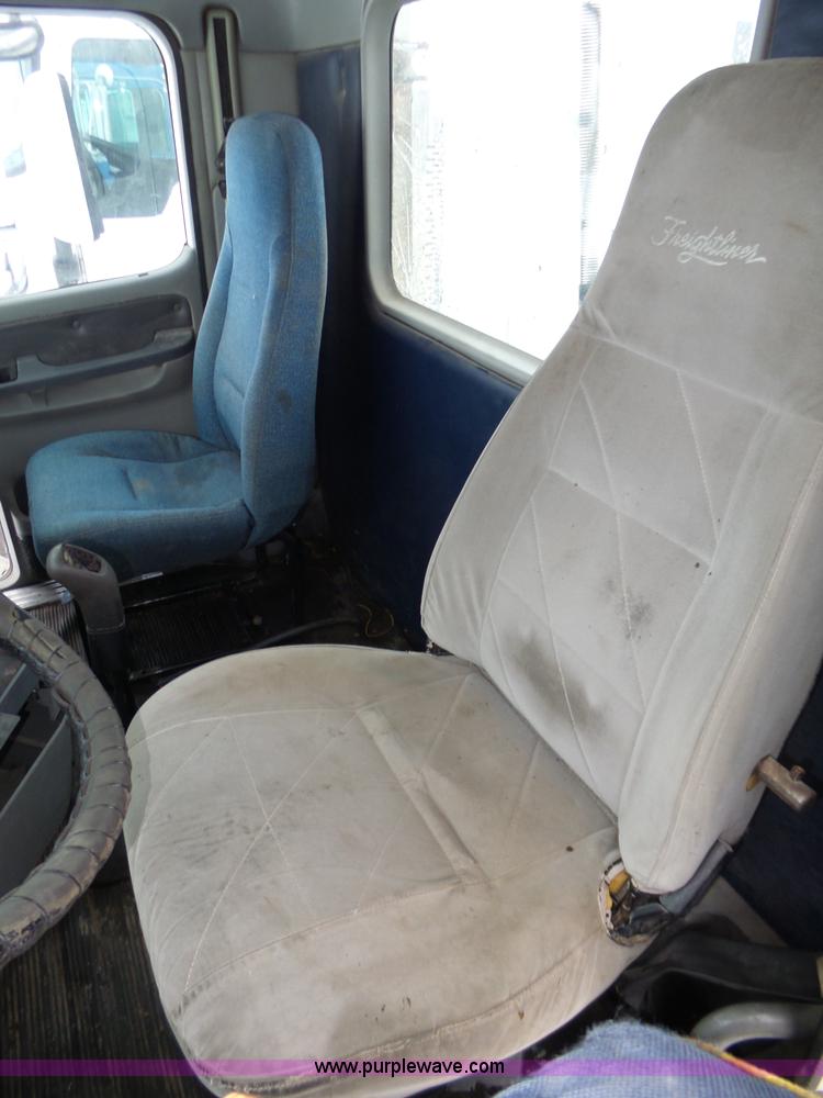 image for item J8794 2000 Freightliner Century Class semi truck