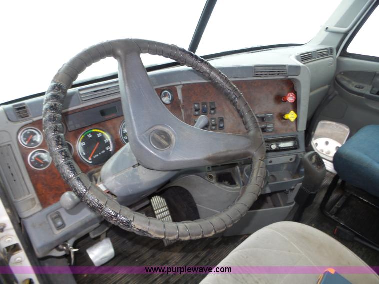 image for item J8794 2000 Freightliner Century Class semi truck