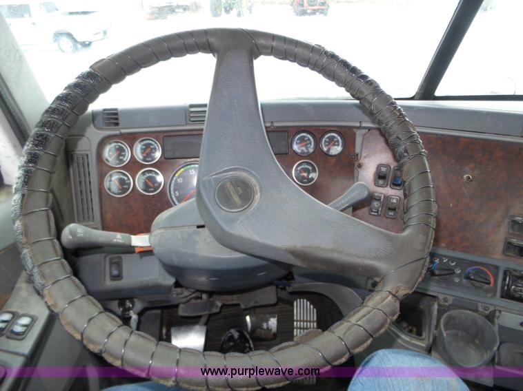 image for item J8794 2000 Freightliner Century Class semi truck