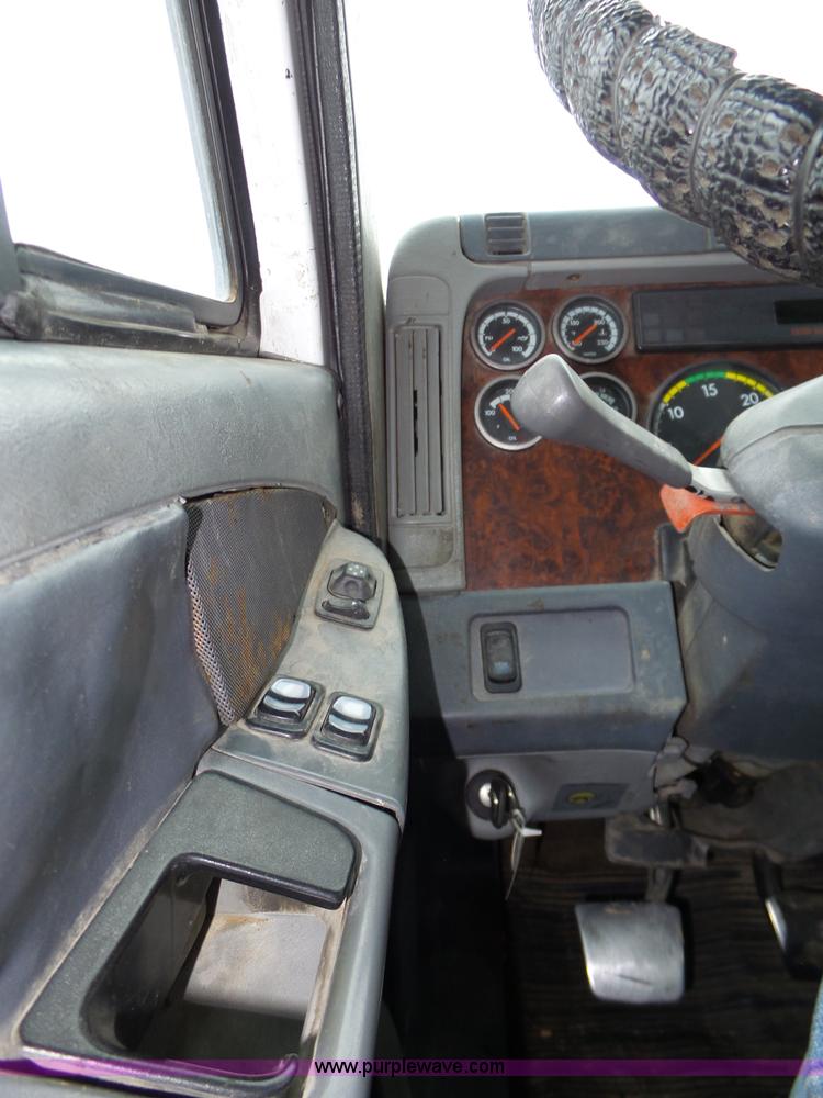 image for item J8794 2000 Freightliner Century Class semi truck