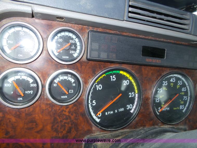 image for item J8794 2000 Freightliner Century Class semi truck