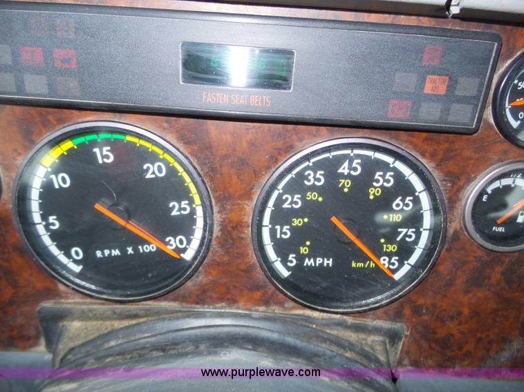 image for item J8794 2000 Freightliner Century Class semi truck