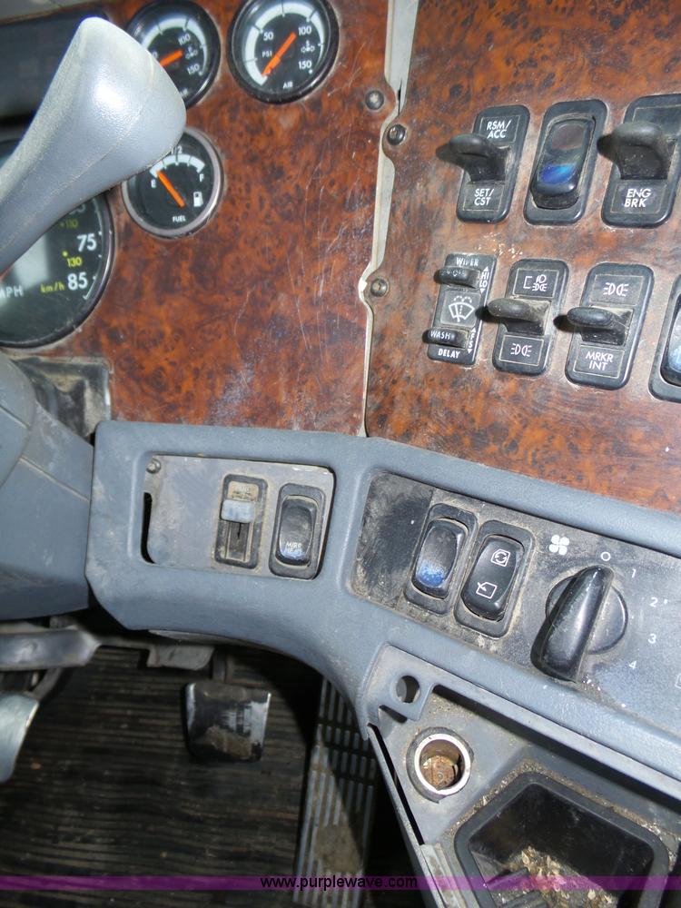 image for item J8794 2000 Freightliner Century Class semi truck