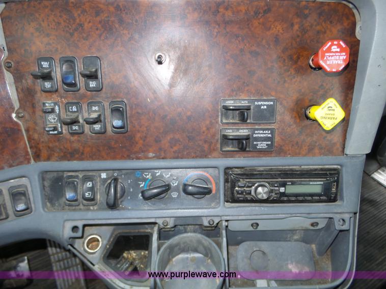 image for item J8794 2000 Freightliner Century Class semi truck