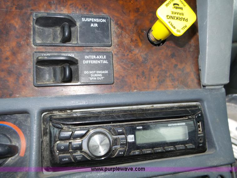 image for item J8794 2000 Freightliner Century Class semi truck