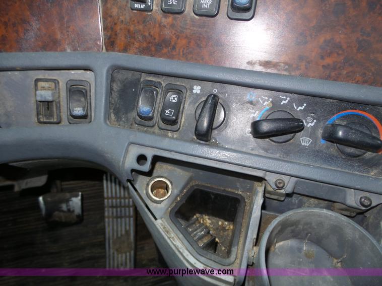 image for item J8794 2000 Freightliner Century Class semi truck