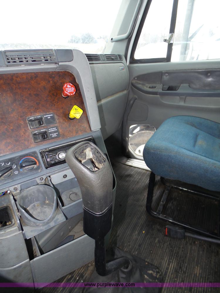 image for item J8794 2000 Freightliner Century Class semi truck