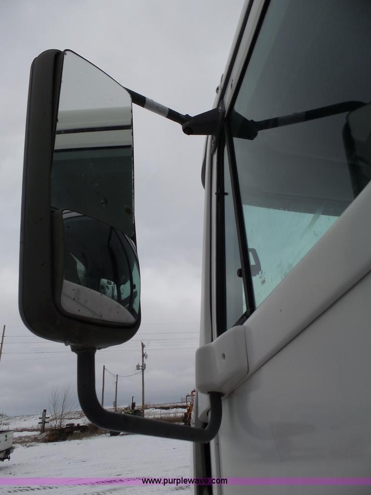 image for item J8794 2000 Freightliner Century Class semi truck