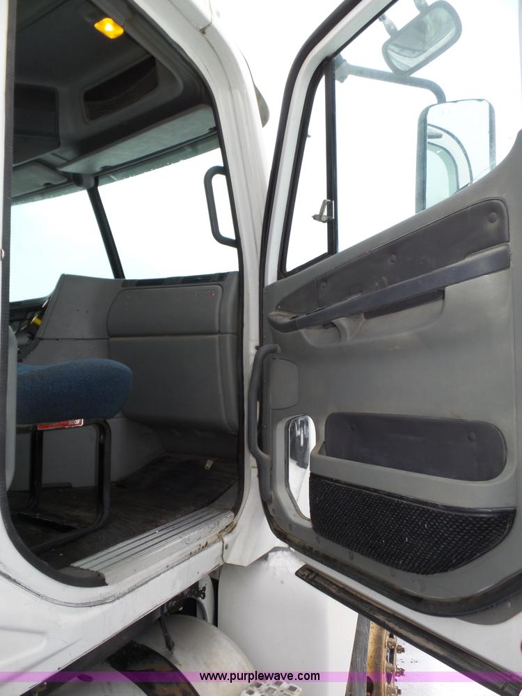 image for item J8794 2000 Freightliner Century Class semi truck