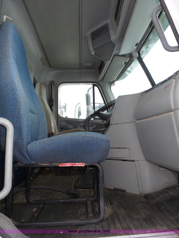 image for item J8794 2000 Freightliner Century Class semi truck