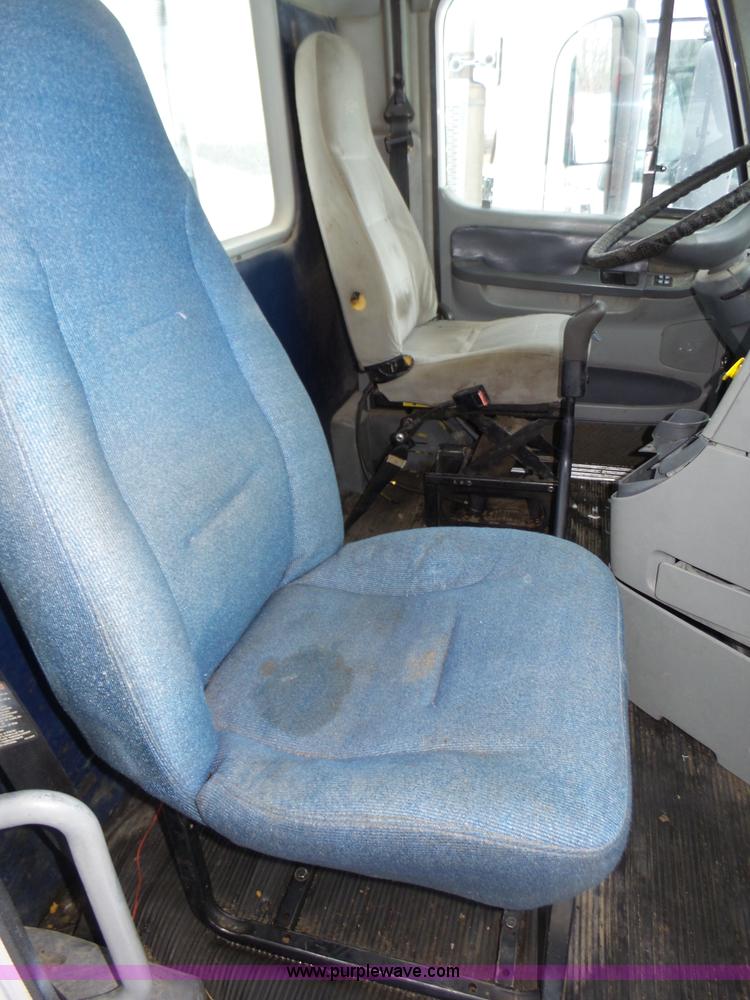 image for item J8794 2000 Freightliner Century Class semi truck