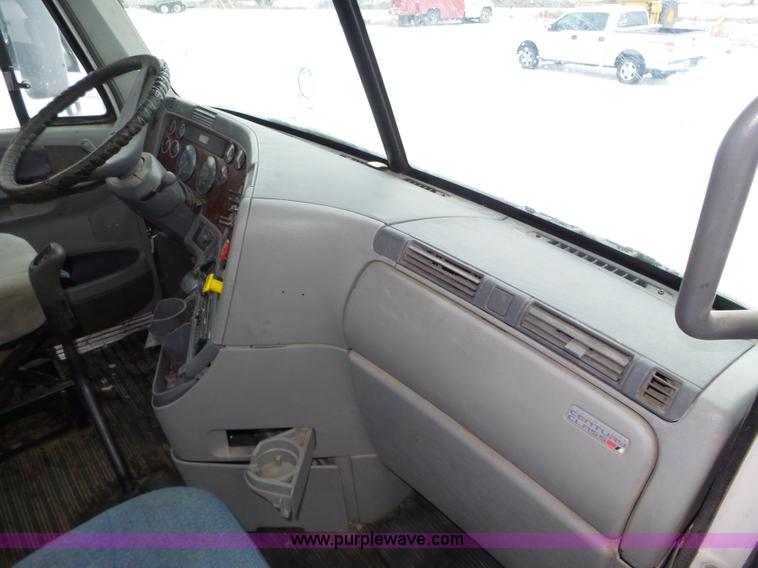 image for item J8794 2000 Freightliner Century Class semi truck