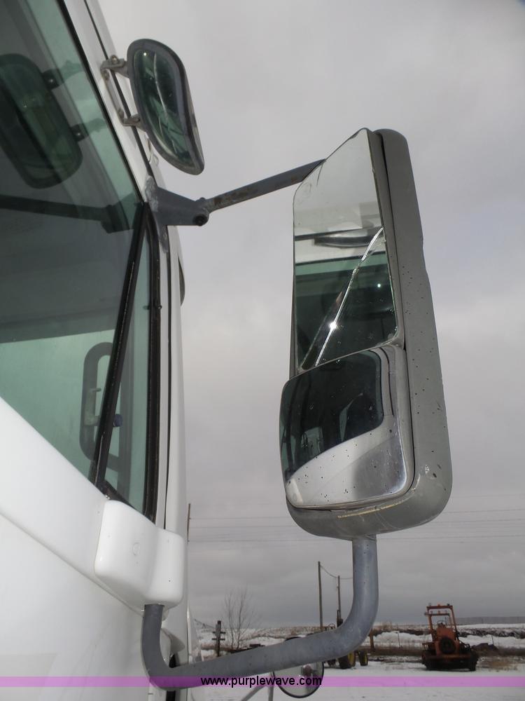 image for item J8794 2000 Freightliner Century Class semi truck