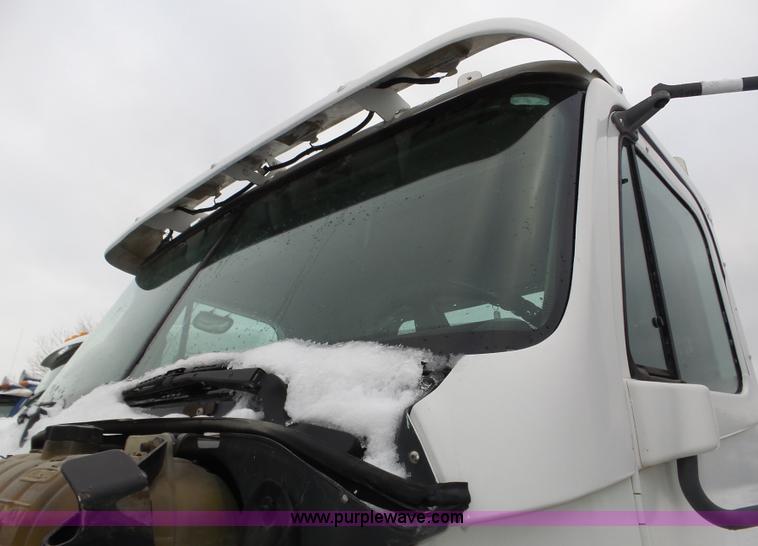 image for item J8794 2000 Freightliner Century Class semi truck