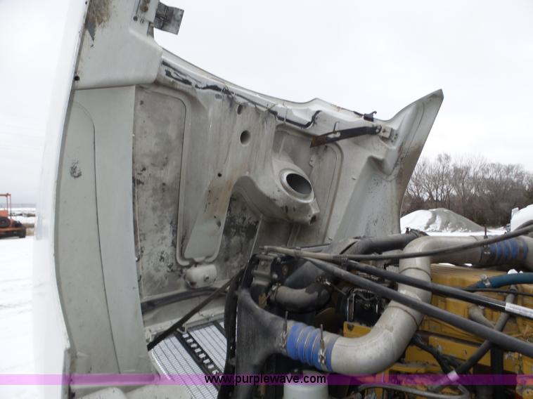 image for item J8794 2000 Freightliner Century Class semi truck