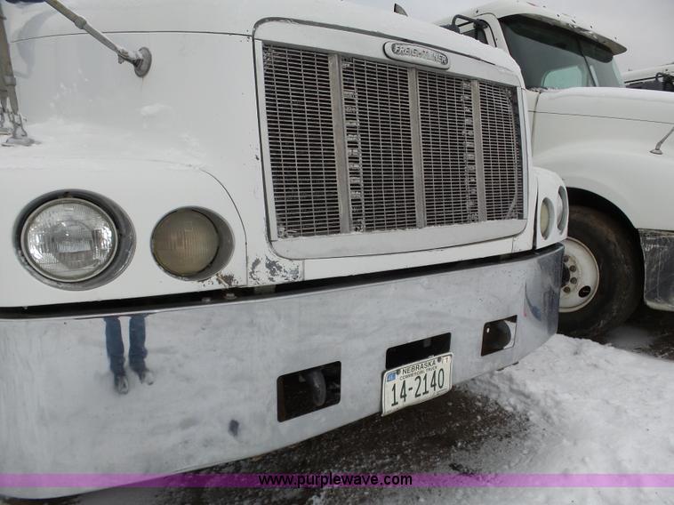 image for item J8794 2000 Freightliner Century Class semi truck