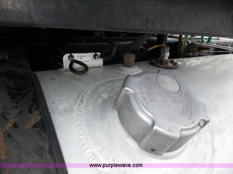 image for item J8794 2000 Freightliner Century Class semi truck