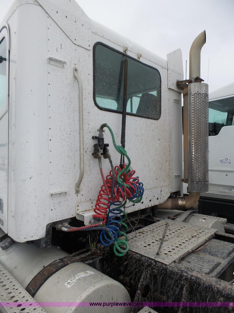 image for item J8794 2000 Freightliner Century Class semi truck