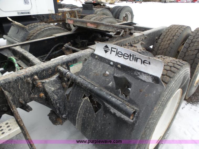 image for item J8794 2000 Freightliner Century Class semi truck