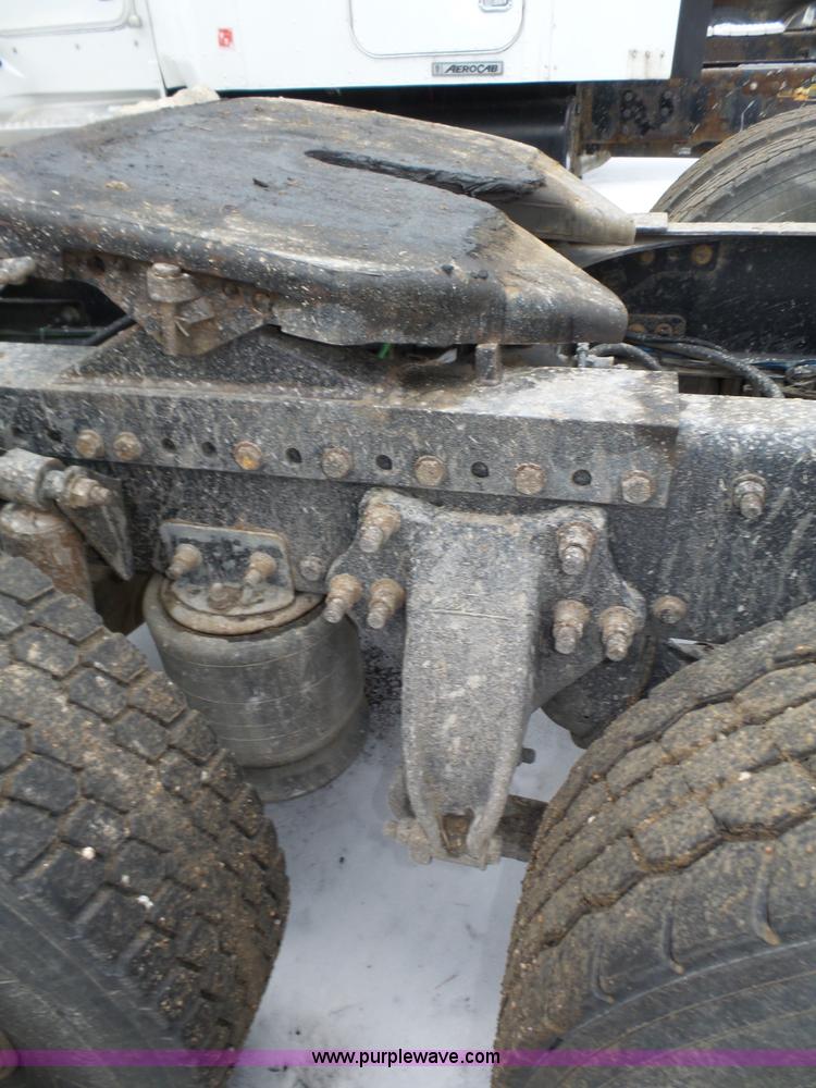 image for item J8794 2000 Freightliner Century Class semi truck