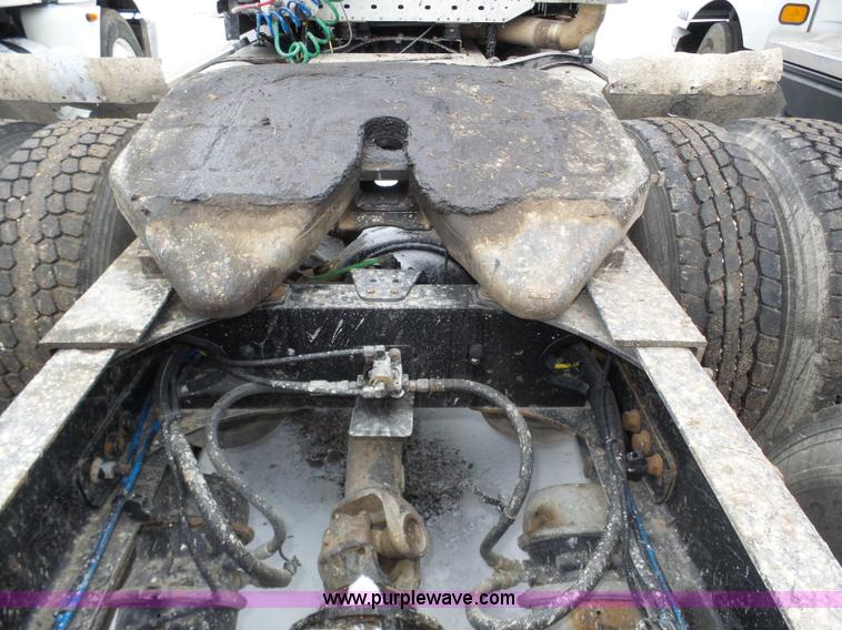 image for item J8794 2000 Freightliner Century Class semi truck