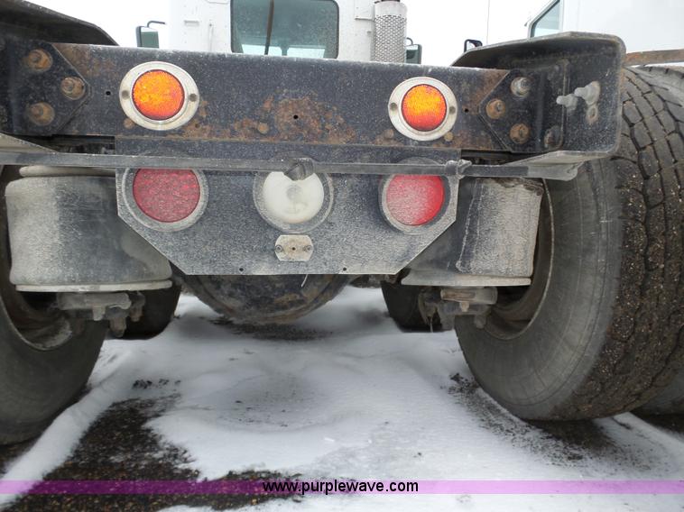 image for item J8794 2000 Freightliner Century Class semi truck