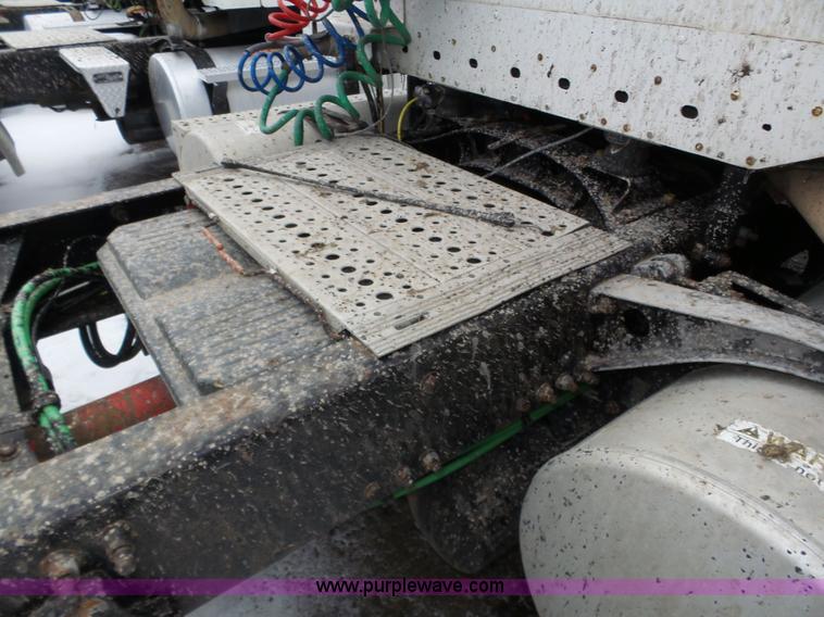 image for item J8794 2000 Freightliner Century Class semi truck