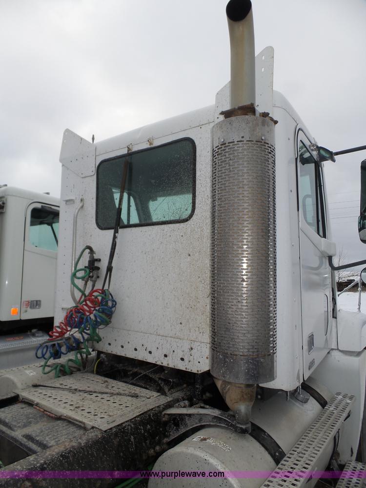 image for item J8794 2000 Freightliner Century Class semi truck