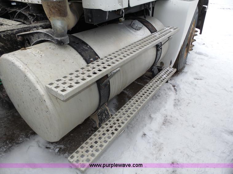 image for item J8794 2000 Freightliner Century Class semi truck