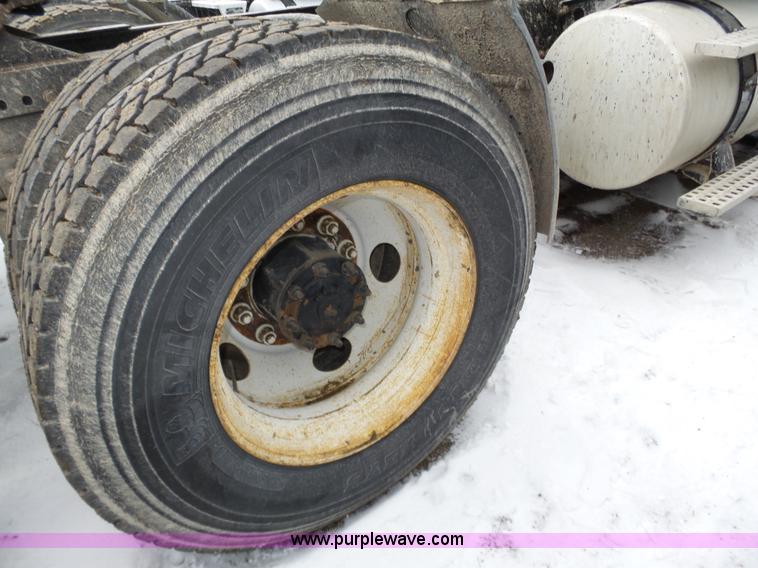 image for item J8794 2000 Freightliner Century Class semi truck