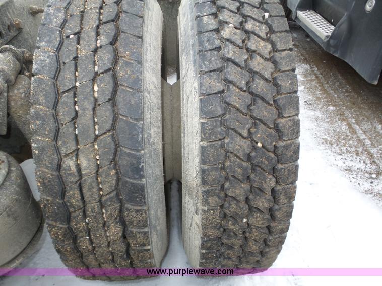 image for item J8794 2000 Freightliner Century Class semi truck