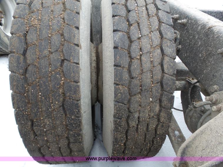 image for item J8794 2000 Freightliner Century Class semi truck