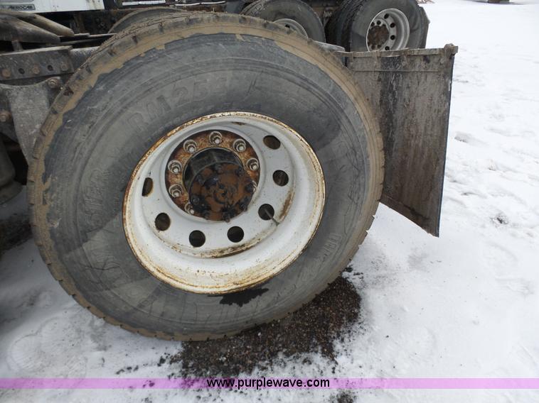 image for item J8794 2000 Freightliner Century Class semi truck