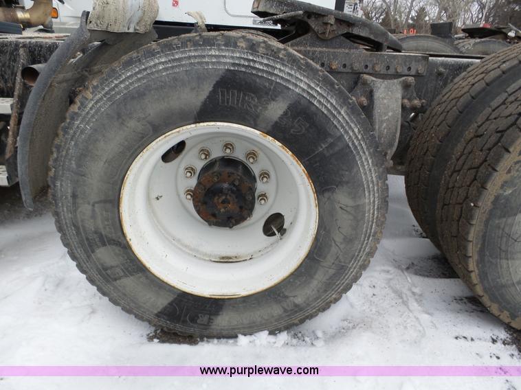 image for item J8794 2000 Freightliner Century Class semi truck