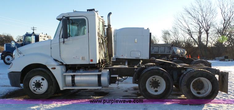 image for item J8795 2005 Freightliner Columbia semi truck