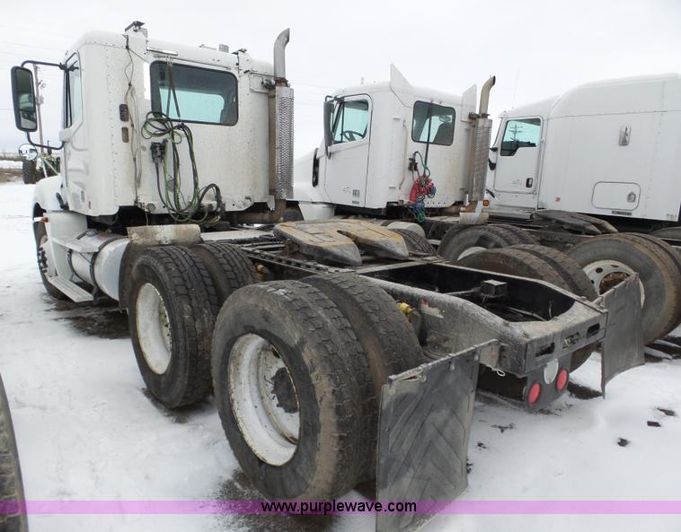 image for item J8795 2005 Freightliner Columbia semi truck