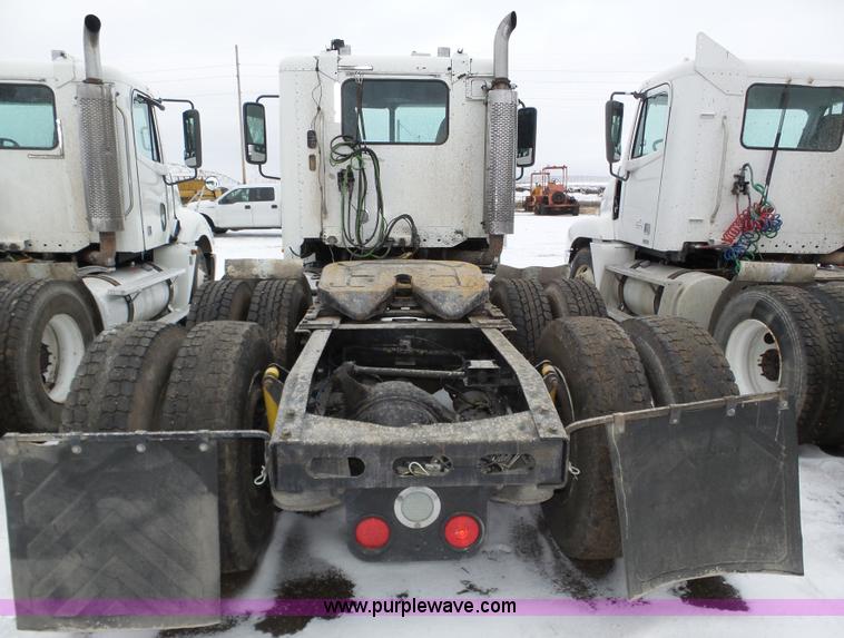 image for item J8795 2005 Freightliner Columbia semi truck
