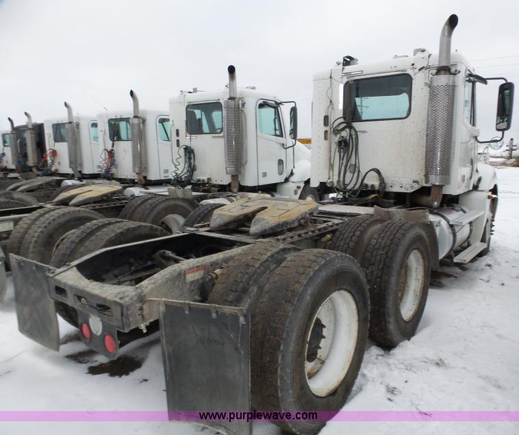 image for item J8795 2005 Freightliner Columbia semi truck