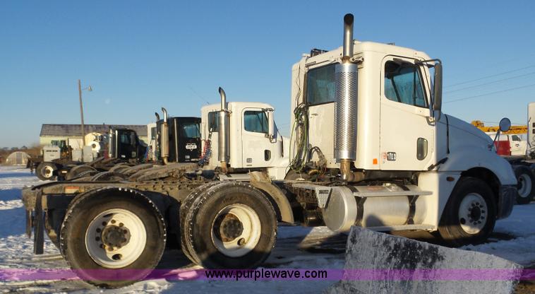 image for item J8795 2005 Freightliner Columbia semi truck