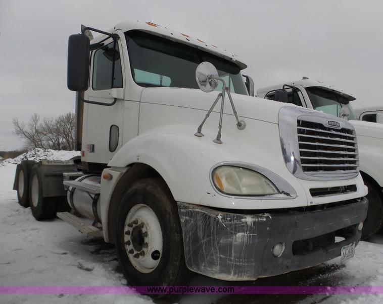 image for item J8795 2005 Freightliner Columbia semi truck