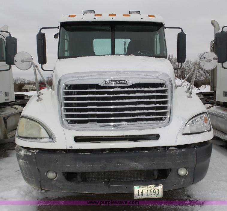 image for item J8795 2005 Freightliner Columbia semi truck